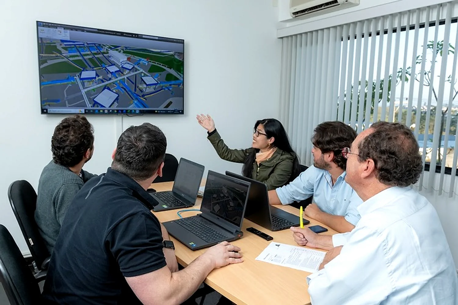 Time de engenharia da AP Equipamentos em reunião técnica