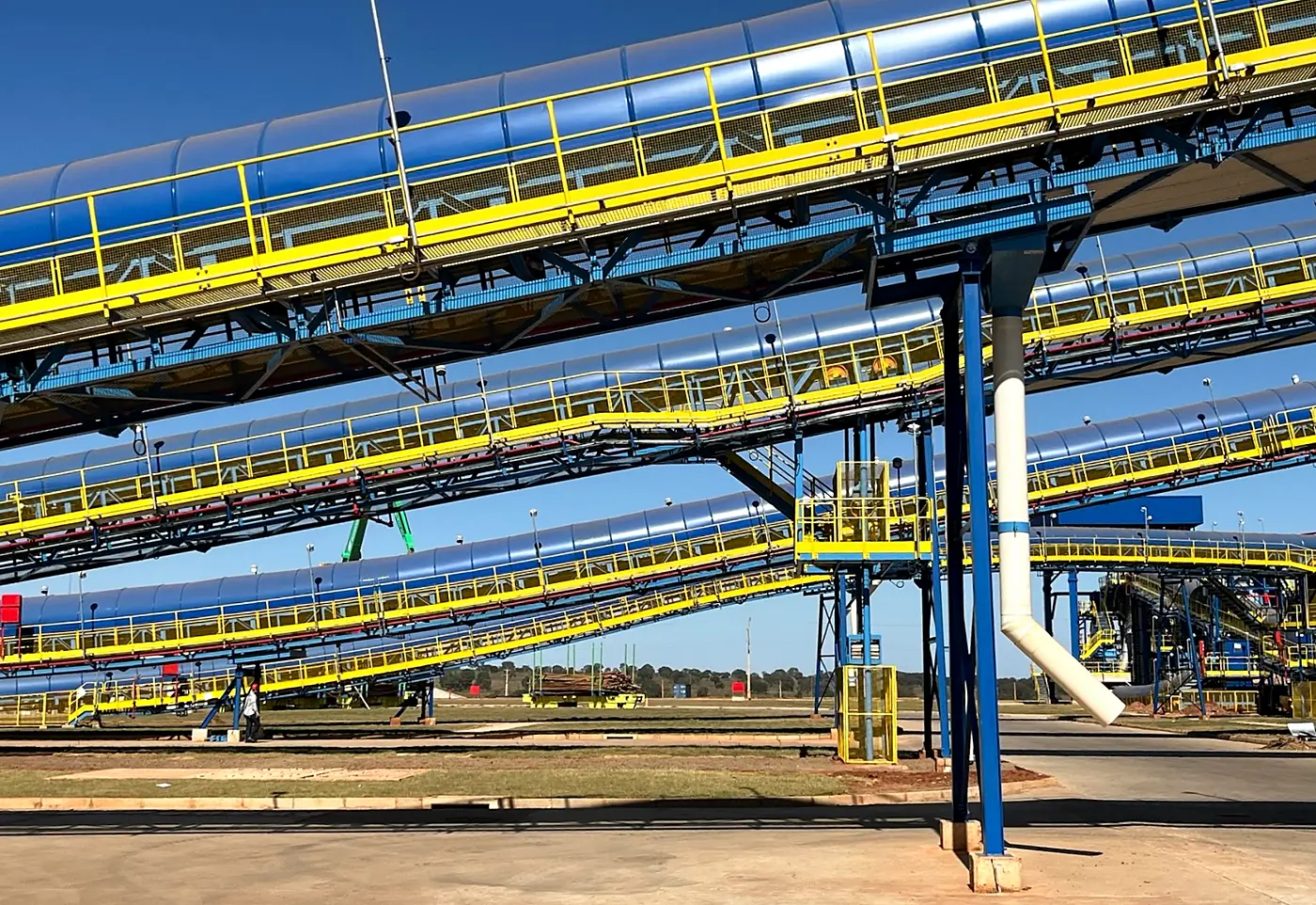 Galerias de transportadores de correia fabricadas pela AP, instaladas em planta industrial
