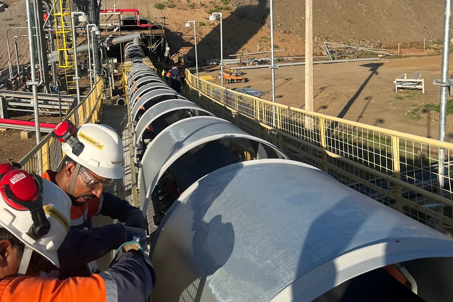 Equipe da AP em serviço de manutenção num transportador instalado em campo