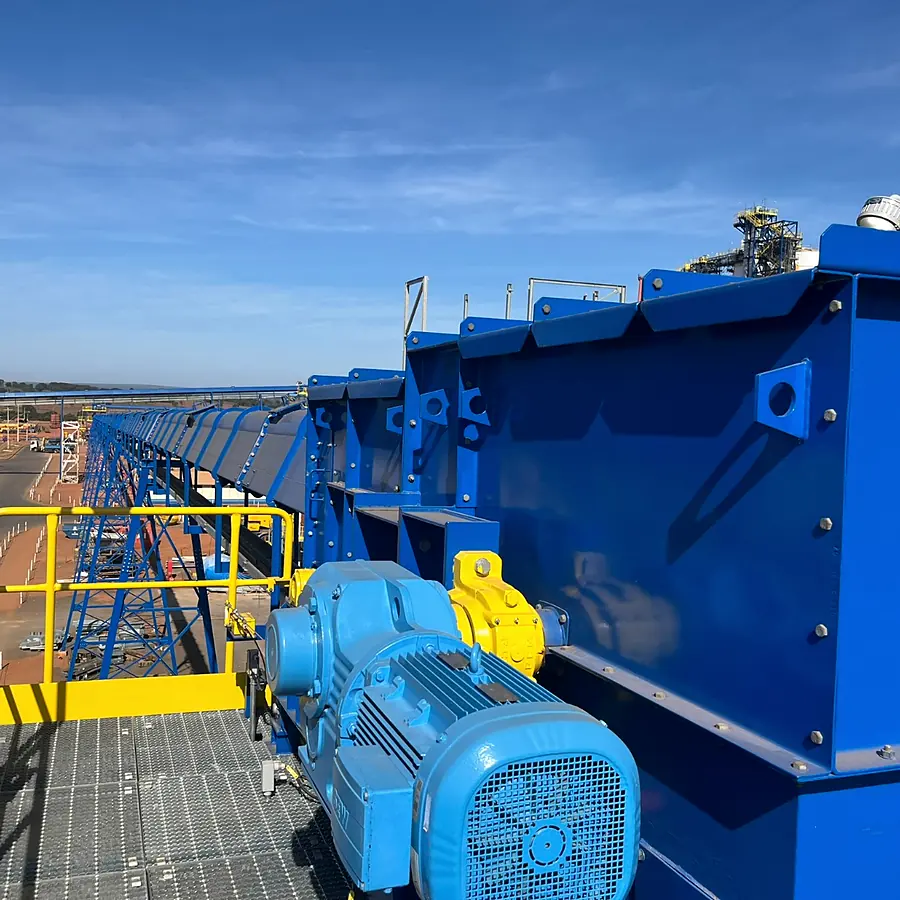 Transportador suportado a ar da AP instalado em planta industrial, com acionamento em primeiro plano